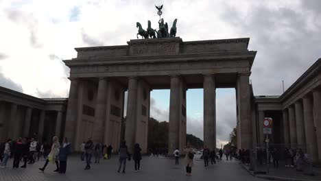 Tourists-enjoy-visiting-the-Brandenburg-Gate-in-Berlin,-Germany