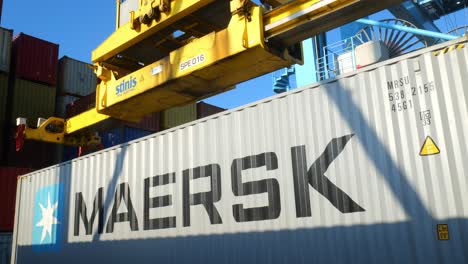 Portalkran-Spreader,-Der-Sich-über-Dem-Maersk-Versandcontainer-Am-Terminal-APM-Maasvlakte-In-Rotterdam-Erhebt