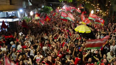 Menschenmassen-Füllen-Die-Straßen-Und-Feiern-Die-Wahl-Von-Präsident-Lula-In-Brasilien