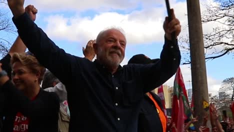 Präsident-Luiz-Inácio-Lula-Da-Silva-Feiert-Seinen-Sieg-Bei-Den-Wahlen-Im-Oktober-2022-Auf-Den-Straßen-Von-Porto-Alegre,-Brasilien
