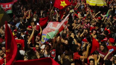 En-Porto-Alegre,-Brasil,-Multitudes-Celebran-La-Elección-De-Luiz-Inácio-Lula-Da-Silva-En-La-Derrota-De-Jair-Bolsonaro-En-2022