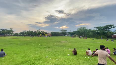 Leute-Saßen-Und-Sahen-Sich-Sportveranstaltungen-Im-örtlichen-Park-In-Sylhet-An