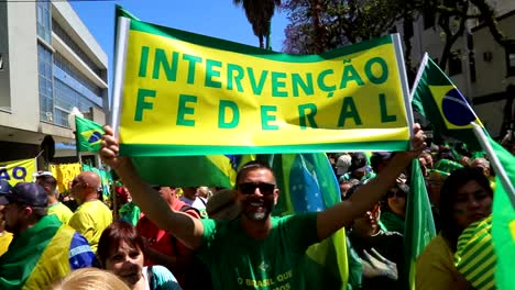 After-loosing-the-October-2022-elections,-Bolsonaro-supporter-holds-a-banner-for-federal-intervention