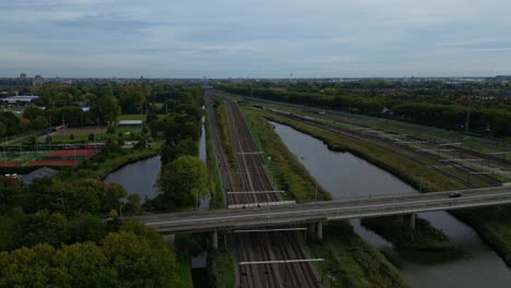 Aufsteigender-Blick-Aus-Der-Luft-über-Die-Eisenbahnlinien,-Die-Zum-Kijfhoek-Klassifizierungshof-Mit-Brücke-Führen