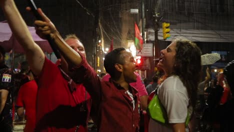 Trotz-Des-Regens-Versammelt-Sich-Eine-Menschenmenge,-Um-Die-Wahl-Von-Luiz-Inacio-Lula-Da-Silva-In-Brasilien-Im-Oktober-2022-Zu-Feiern