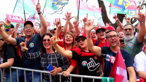 Las-Multitudes-Se-Alinean-En-Las-Calles-Mostrando-&quot;l&quot;-Para-Celebrar-La-Elección-De-Lula-En-Brasil