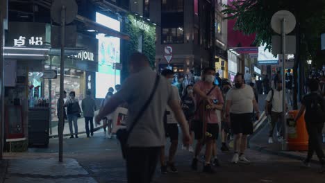 Atmosphere-people-walking-on-sidewalk-of-night-on-one-of-the-Hongkong-streets