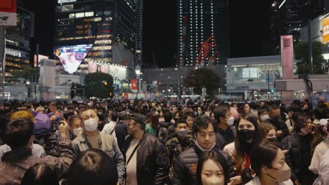 Halloween-In-Tokio,-Endlose-Massen-Von-Menschen,-Die-Shibuya-Kreuzen
