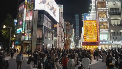 In-Der-Innenstadt-Von-Shinjuku,-Japan,-überqueren-Die-Menschen-Die-Straße-In-Richtung-Kabukicho