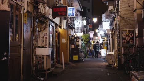 Japanese-Backstreet-Bars-in-Shinjuku,-Tight-Alleyways-with-Historic-Establishments