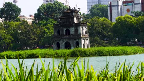 Pagoda-De-La-Torre-De-La-Tortuga-En-El-Lago-Espada-En-Hanoi,-Vietnam