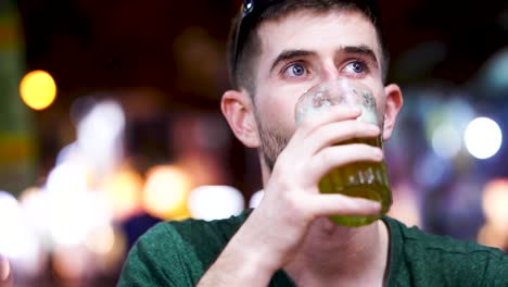 Joven-Viajero-Bebiendo-Bai-Hoi-En-La-Calle-De-La-Cerveza-En-Hanoi-Por-La-Noche