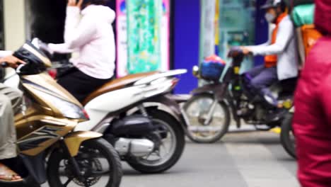 Motorräder-Fahren-Durch-Das-Geschäftige-Geschäftsviertel-Von-Hanoi