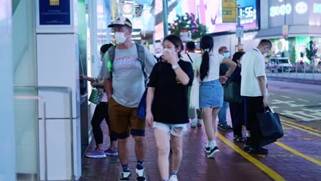 Gente-De-Ambiente-En-La-Acera-De-La-Noche-En-Una-De-Las-Calles-De-Hongkong