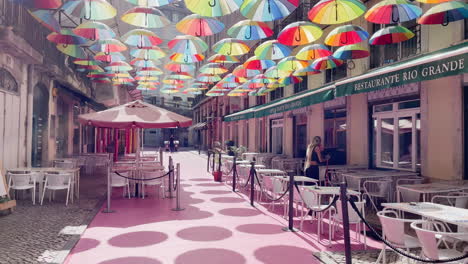 Bunte-Regenschirme-Der-Berühmten-Rosa-Straße-In-Lissabon-Nach-Der-Partynacht
