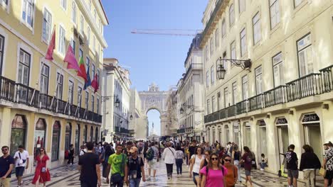 Leute,-Die-Im-August-Entlang-Der-Beliebten-Einkaufsstraße-In-Lissabon-Schlendern