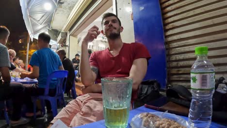 Mochilero-Masculino-Disfrutando-De-La-Cerveza-En-Hanoi
