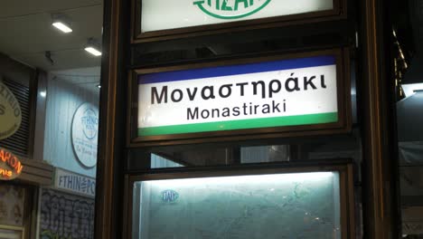 Monastiraki-U-Bahn-Schild-Im-Stadtzentrum-Von-Athen-Bei-Nacht