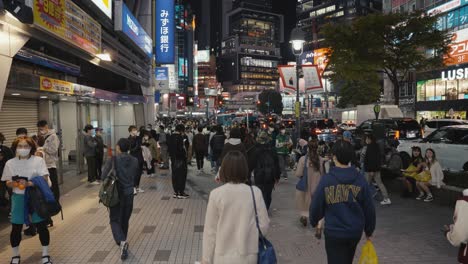 Vida-Nocturna-En-Las-Calles-De-Shibuya-Después-De-La-Reapertura-De-Japón-Al-Turismo