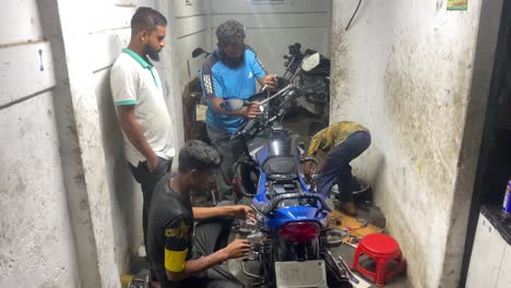 Dentro-Del-Garaje-Local-Con-Un-Grupo-De-Mecánicos-Trabajando-En-Moto-En-Sylhet