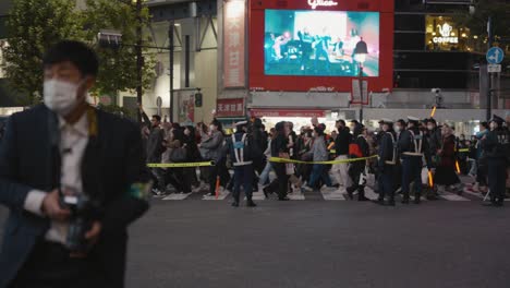 Polizeilinien,-Die-Menschen-An-Halloween-Durch-Die-Shibuya-kreuzung-Leiten