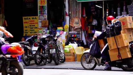 Motorradkuriere-Mit-Kisten,-Die-Durch-Das-Geschäftige-Geschäftsviertel-Von-Hanoi-Fahren