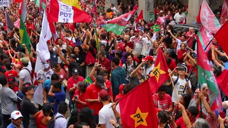 Gran-Cantidad-De-Simpatizantes-De-Lula-Celebran-Los-Resultados-De-Las-Elecciones-Brasileñas