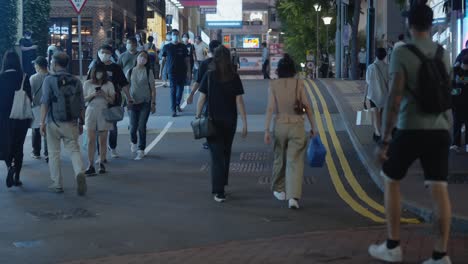 Ambiente-Gente-Caminando-En-La-Calle-De-La-Noche-En-Hongkong