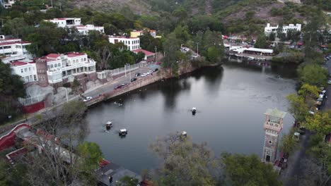 De-la-Olla-dam-in-Guanajuato,-with-four-rowing-boats-and-many-white-ducks