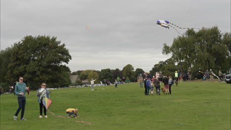 People-and-families-fly-kites-at-the-Heath-Common-kite-festival,-Wakefield-England