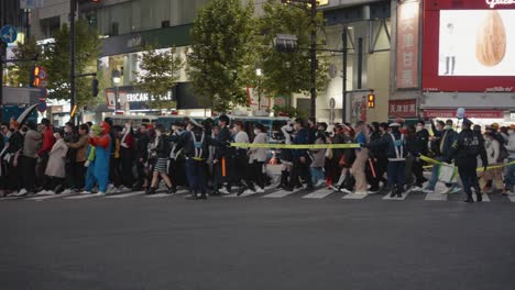 Die-Polizei-Führt-Die-Menschen-In-Der-Halloween-Nacht-In-Shibuya-über-Die-Straße