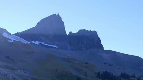 Pico-De-Colmillo-Negro-En-El-Escarpado-País-De-Las-Maravillas-Del-Parque-Provincial-Garibaldi,-Columbia-Británica,-Canadá
