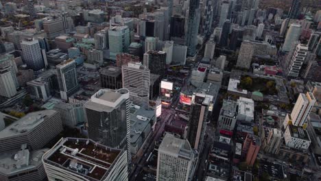 Luftaufnahme-Von-Großen-Werbetafeln-Auf-Den-Straßen-Von-Toronto-City,-In-Ontario,-Kanada