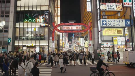Distrito-De-Kabukicho,-Zona-De-Vida-Nocturna-De-Shinjuku-Mientras-Las-Multitudes-Cruzan-La-Calle