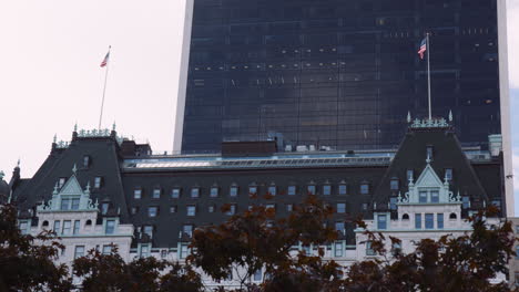 Oberstes-Dach-Und-Obere-Stockwerke-Der-Fassade-Des-Plaza-hotelgebäudes-In-New-York-City-Manhattan-Usa,-Amerikanische-Flagge-Auf-Dem-Gebäude,-Urbane-Architektur-Und-Stadtbild,-Moderner-Turm-Hinter-Dem-Hotel