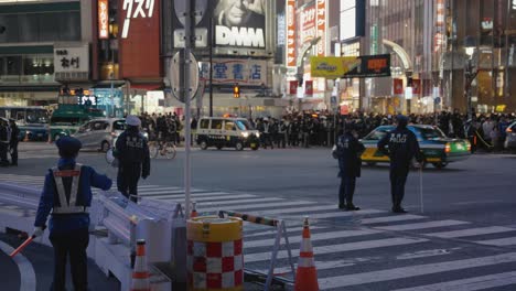 Policía-De-Tokio-Vigilando-Las-Calles-En-La-Noche-De-Halloween-En-Shibuya