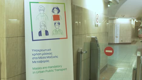 Athen-Metro-Coronavirus-Signage-&#39;masken-Sind-Im-öffentlichen-Nahverkehr-Obligatorisch