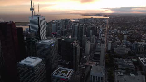 Luftaufnahme-Mit-Blick-Auf-Das-Modeviertel-Und-Die-Alte-Skyline-Von-Toronto,-Sonnenuntergang-In-Ontario,-Kanada---Verfolgung,-Drohnenaufnahme