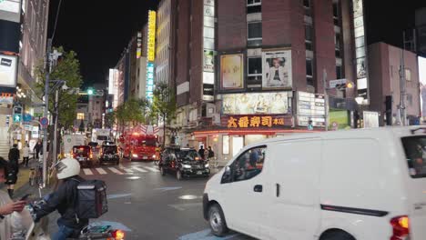 Camión-De-Bomberos-Y-Ambulancia-En-Las-Calles-De-Tokio-Por-La-Noche