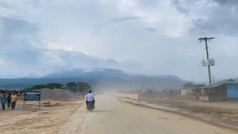 Pov-Conduciendo-Por-Un-Camino-Polvoriento-Pasando-Tuk-Tuks-Y-Camiones-En-La-Zona-Rural-De-Sylhet