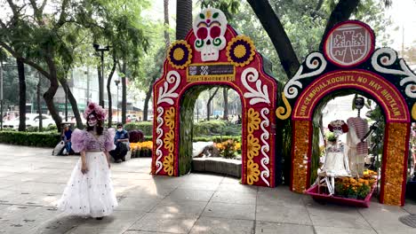 Aufnahme-Von-Catrina,-Die-Am-Eingang-Des-Flohmarktes-Dia-De-Muertos-In-Mexiko-Stadt-Tanzt