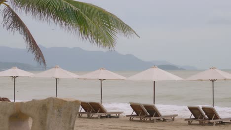 Eine-Schöne-Aussicht-Auf-Einen-Strand-Mit-Stühlen-Und-Sonnenschirmen