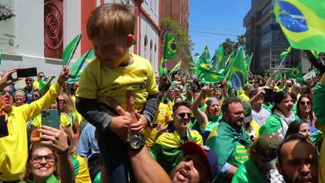 Ein-Kind-Ist-Bei-Demonstranten,-Die-Den-Gestürzten-Präsidenten-Jair-Bolsonaro-Unterstützen