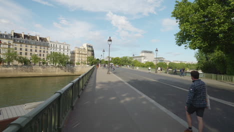 Caminando-Por-Las-Calles-De-La-Ciudad-De-París-Durante-El-Día-En-Francia