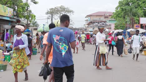 Ghana-Accra-Einkaufsmarkt-In-Der-Innenstadt-Mit-Menschen-Und-Geschäften