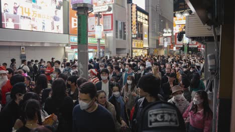 Riesige-Menschenmenge-Füllte-Die-Straßen-Von-Shibuya-Bei-Der-Halloween-straßenparty