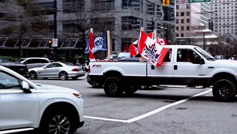 Schwenk-Eines-Weißen-Lastwagens-Mit-Kanadischen-Flaggen-Während-Des-Trucker-Konvoi-Protestes-In-Der-Innenstadt-Von-Vancouver