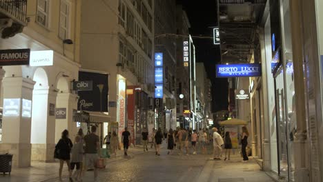 Gente-Comprando-En-La-Calle-Ermou-Por-La-Noche-En-Atenas