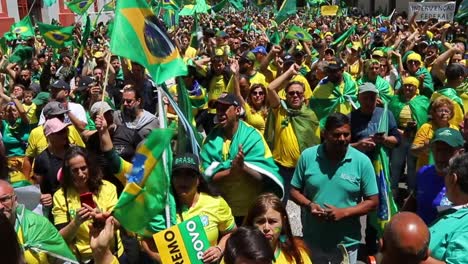 Ondeando-Banderas-En-Protesta,-Los-Partidarios-Del-Presidente-Jair-Bolsonaro-Toman-Las-Calles-En-Brasil