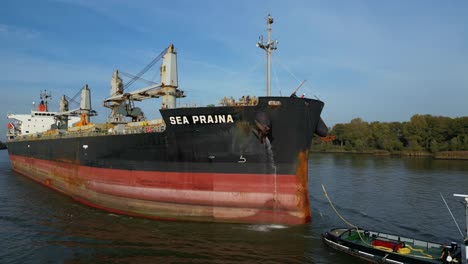 Luftaufnahme-Des-Sea-Prajna,-Das-Durch-Den-Panamakanal-Gezogen-Wird